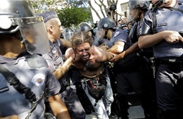 Bạo lực bùng nổ ngoài sân cỏ Brazil