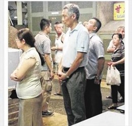 Thủ tướng Singapore xếp hàng mua gà rán