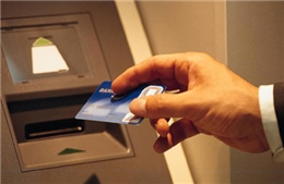 Bắt người Trung Quốc rút tiền bằng thẻ ATM giả 