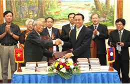 Trao tặng sách cho Văn phòng Quốc hội Lào