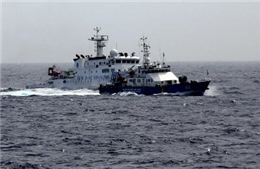 Tàu Trung Quốc dàn hàng ngang ngăn cản tàu Việt Nam