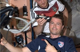 Phi hành gia cạo trọc đầu trên ISS vì thua độ bóng đá