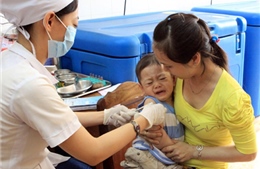 Cho trẻ tiêm vắc xin đúng lịch phòng viêm não Nhật Bản 