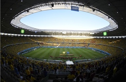 Người giàu Brazil đốt tiền để vào sân vận động 