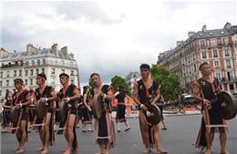 Cồng chiêng Tây Nguyên khuấy động Carnaval nhiệt đới Paris
