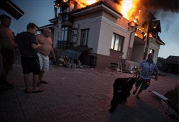 Đông Ukraine hoang tàn trong lửa khói 