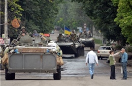 Xe tăng, xe bọc thép Kiev tập trung ở phía nam Donetsk