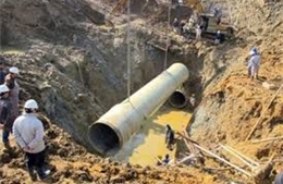 Đường ống nước sông Đà lại vỡ