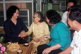 Phó Chủ tịch Quốc hội Nguyễn Thị Kim Ngân thăm, tặng quà đối tượng chính sách