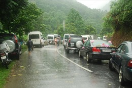 Lào Cai: Quốc lộ 70 ách tắc nhiều giờ do sạt lở đất 