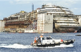 Italy lai dắt siêu tàu Costa Concordia về cảng Genoa