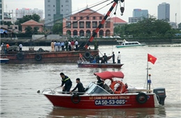 Trục vớt thành công xà lan chìm trên sông Sài Gòn