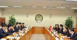 Phó Thủ tướng Phạm Bình Minh hội đàm với Ngoại trưởng Hàn Quốc