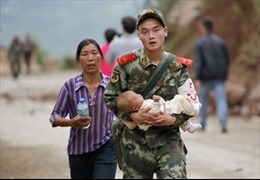 Binh sĩ Trung Quốc khẩn trương cứu nạn nhân động đất