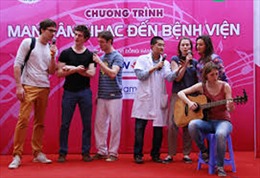 “Mang âm nhạc đến bệnh viện” đến Quảng Ninh