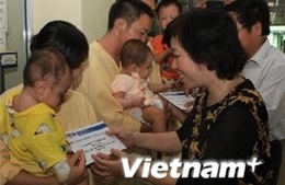 Công đoàn TTXVN trao quà cho ngư dân Đà Nẵng 