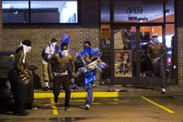 Cảnh sát bắn đạn khói giải tán biểu tình ở Ferguson