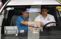 Hà Nội gắn phù hiệu mới cho hãng taxi đầu tiên