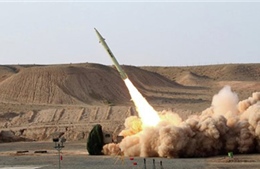 Iran &#39;tung&#39; tên lửa tầm ngắn, máy bay không người lái thế hệ mới 