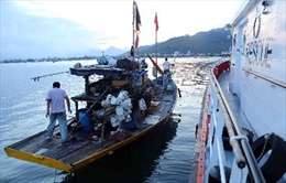 Lai dắt tàu cá vỏ thép hỏng máy về cảng Nha Trang