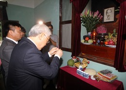 Tổng Bí thư Nguyễn Phú Trọng dâng hương tưởng niệm Bác Hồ
