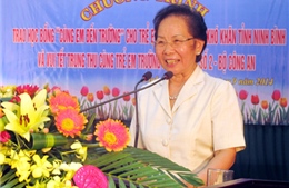 Phó Chủ tịch nước Nguyễn Thị Doan trao học bổng "Cùng em đến trường" 
