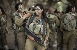 Tuần tra cùng nữ binh &#39;mèo sa mạc&#39; của Israel