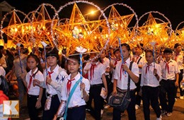 Rực rỡ Lễ hội rước đèn Trung thu lớn nhất Việt Nam 