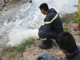 Hàng trăm người giúp bơm nước tìm bé trai dưới cống