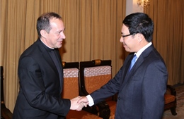 Phó Thủ tướng Phạm Bình Minh tiếp Thứ trưởng Ngoại giao Vatican 