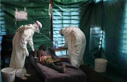 Quỹ Bill-Melinda Gates góp 50 triệu USD chống dịch Ebola