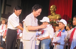 Phó Chủ tịch nước Nguyễn Thị Doan trao học bổng tại Nam Định