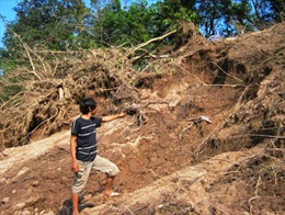 Lâm Đồng: Lở đất đe dọa hàng chục hộ dân ven sông