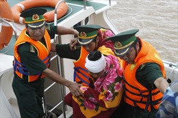 Cứu 7 ngư dân gặp nạn do thời tiết xấu