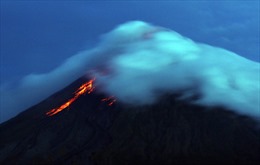 Núi lửa hoạt động mạnh, Philippines sơ tán người dân 
