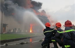 Vụ cháy tại công ty Sakata: Toàn bộ nhà xưởng thành tro