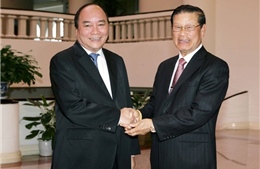 Phó Thủ tướng Nguyễn Xuân Phúc tiếp đón Phó Thủ tướng Lào