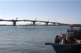 Hợp long cầu Cửa Đại bắc ngang sông Thu Bồn