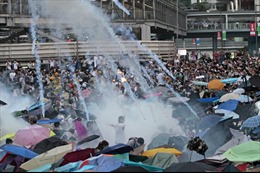 Cảnh sát chống bạo động Hong Kong rút đi