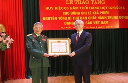 Trao tặng Huy hiệu 65 năm tuổi Đảng cho đồng chí Lê Khả Phiêu 