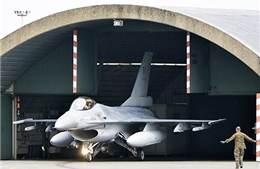 F-16 Bỉ ném bom trúng mục tiêu IS