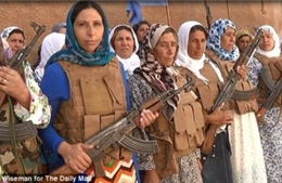 Phụ nữ Kobane cầm súng chiến đấu chống IS.