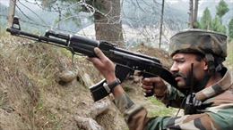 Binh lính Pakistan, Ấn Độ đọ súng