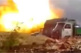 Xem vụ nổ thổi bay xe tăng Ukraine