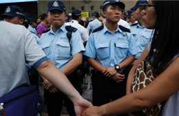 Cảnh sát Hong Kong dỡ chướng ngại vật của người biểu tình 