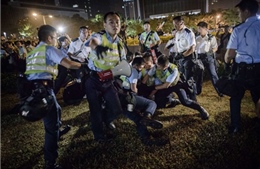 Người biểu tình Hong Kong đụng độ cảnh sát trong đêm