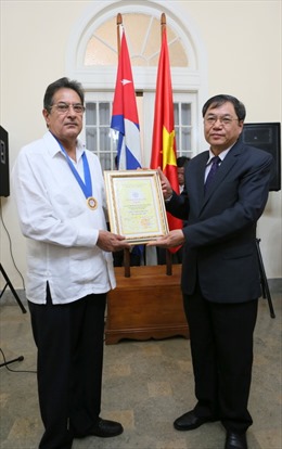 Trao danh hiệu Công dân danh dự Hà Nội cho nguyên Đại sứ Cuba tại Việt Nam