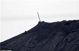 Lính Kurd hạ cờ đen IS trên ngọn đồi tại Kobane