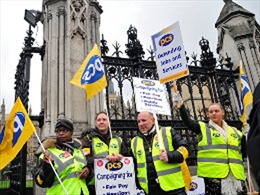 Đình công phản đối cắt giảm lương ở Anh