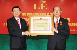 Đồng chí Nguyễn Văn Chi nhận Huân chương Hồ Chí Minh